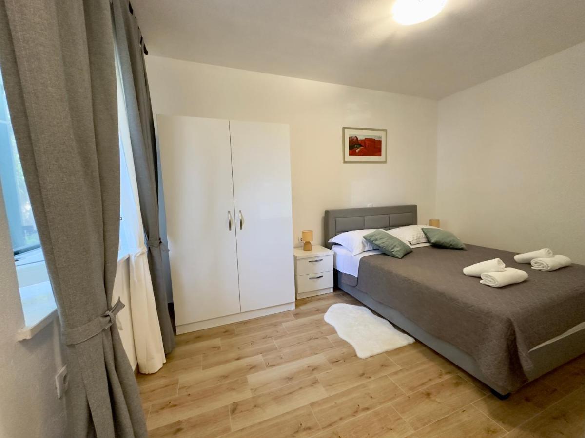 Matek Family & Studio Apartment Rovanjska Esterno foto